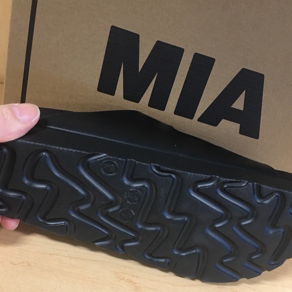 “Just in” Mia Black Contour Slides 👀🖤C - Picture 2 of 7